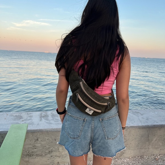 Sherpa Travel Hemp Fanny Pack Green - Picture 10 of 14